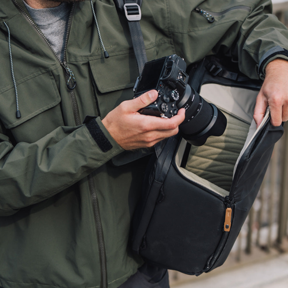 PGYTECH OneGo 2 fotobatoh 20L matte black zadní přístup