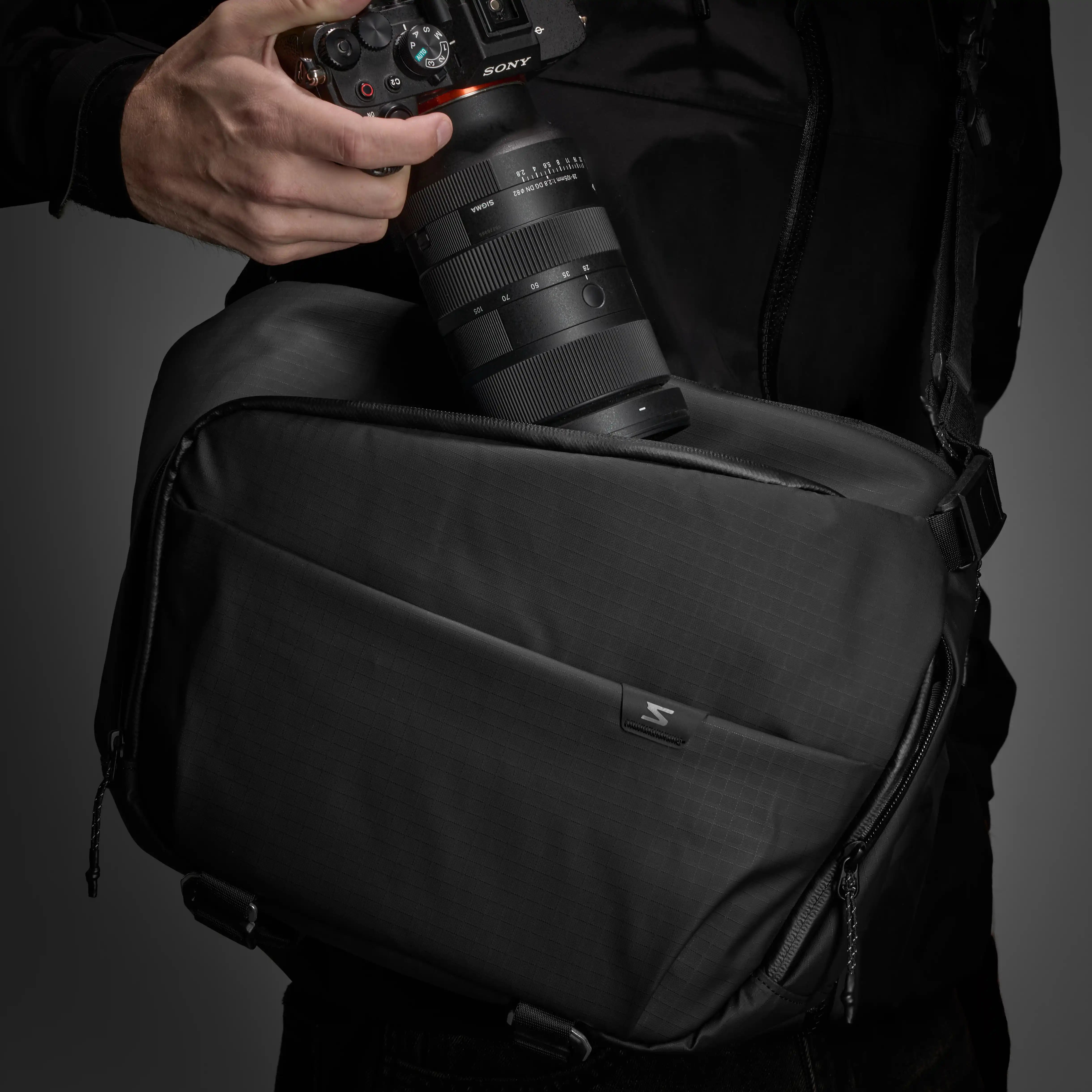 Sakk Nomad sling brašna na fotoaparát a 14" notebook