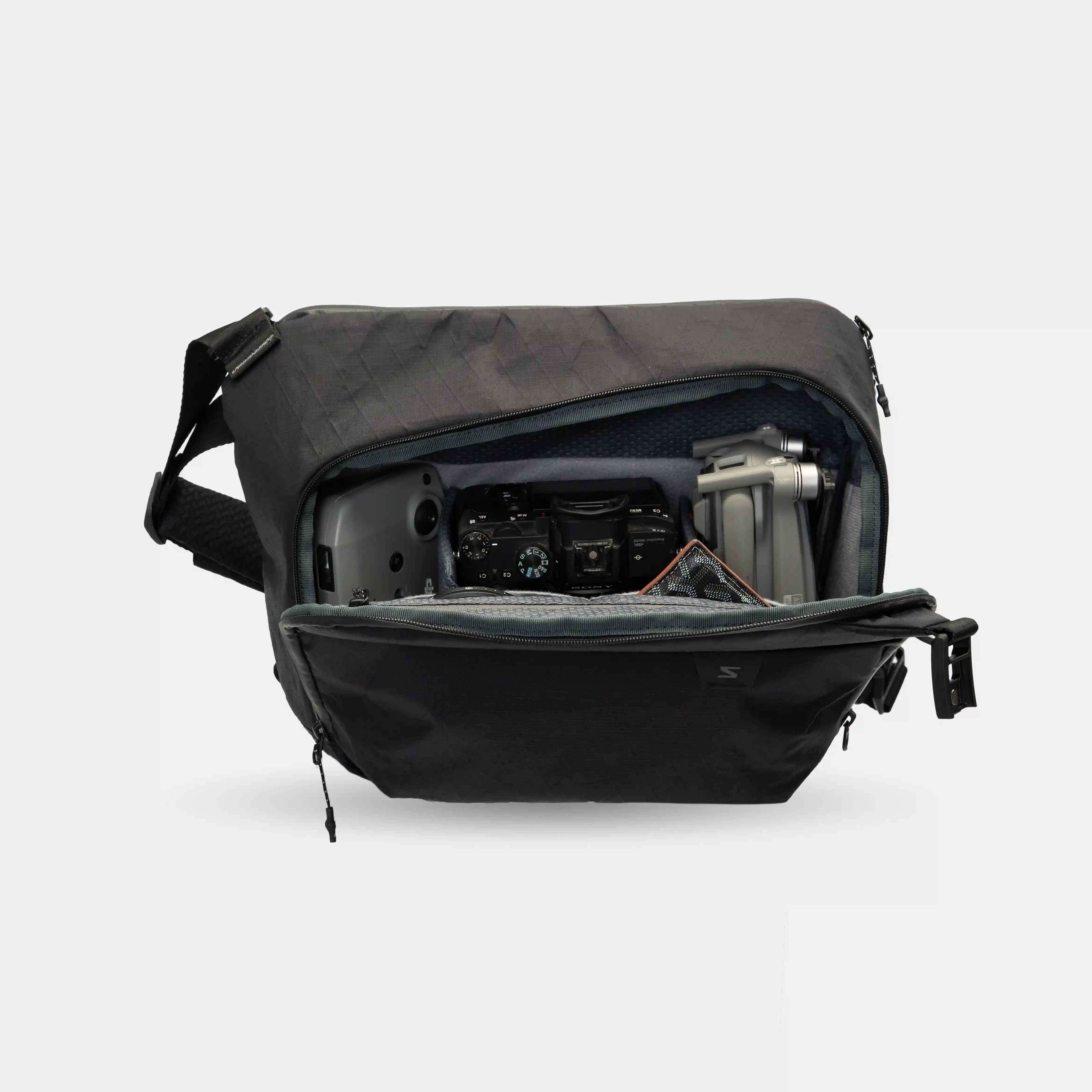 Sakk Nomad sling brašna na fotoaparát a 14" notebook