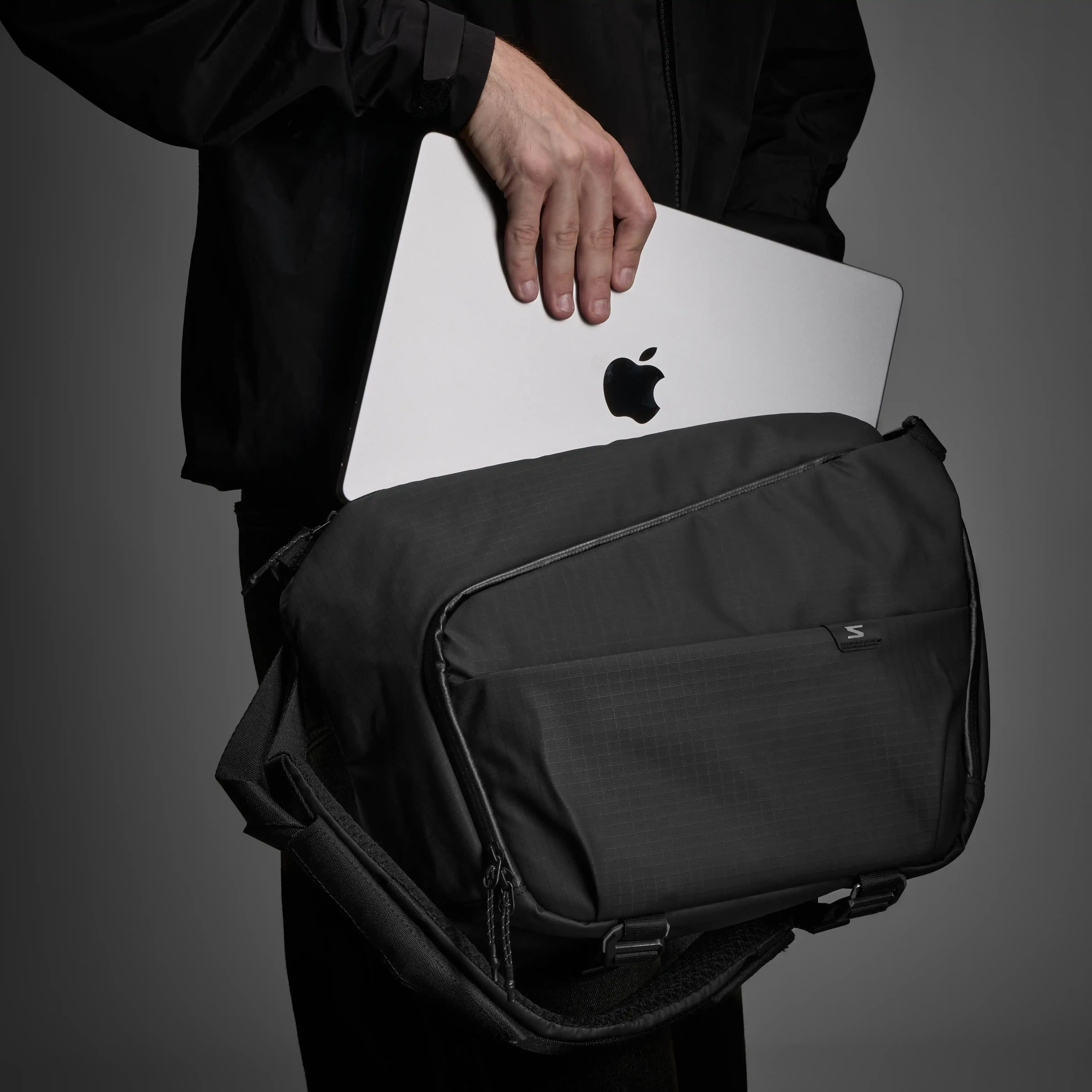 Sakk Nomad sling brašna na fotoaparát a 14" notebook