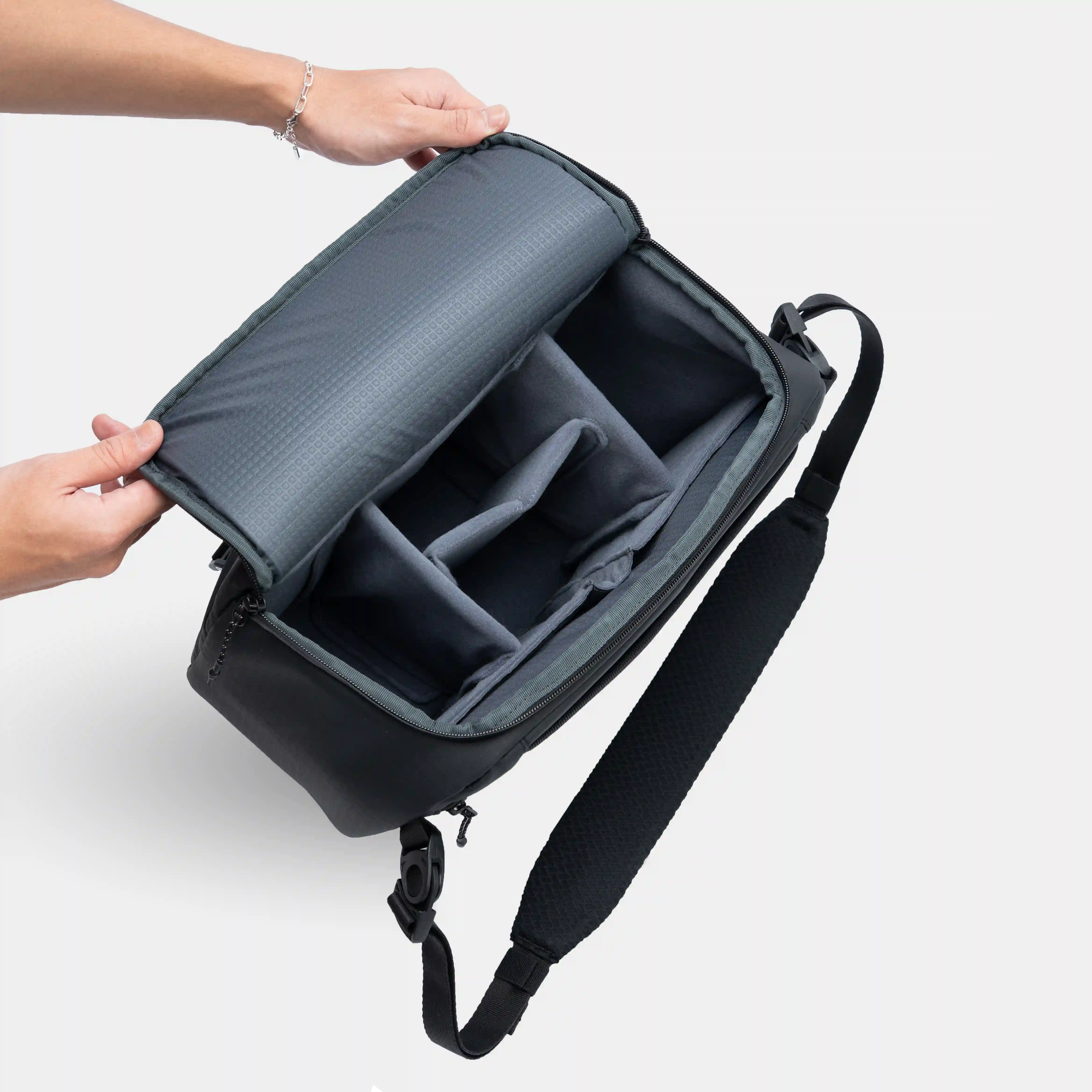 Sakk Xplorer 9L sling fotobrašna černá nepromokavá
