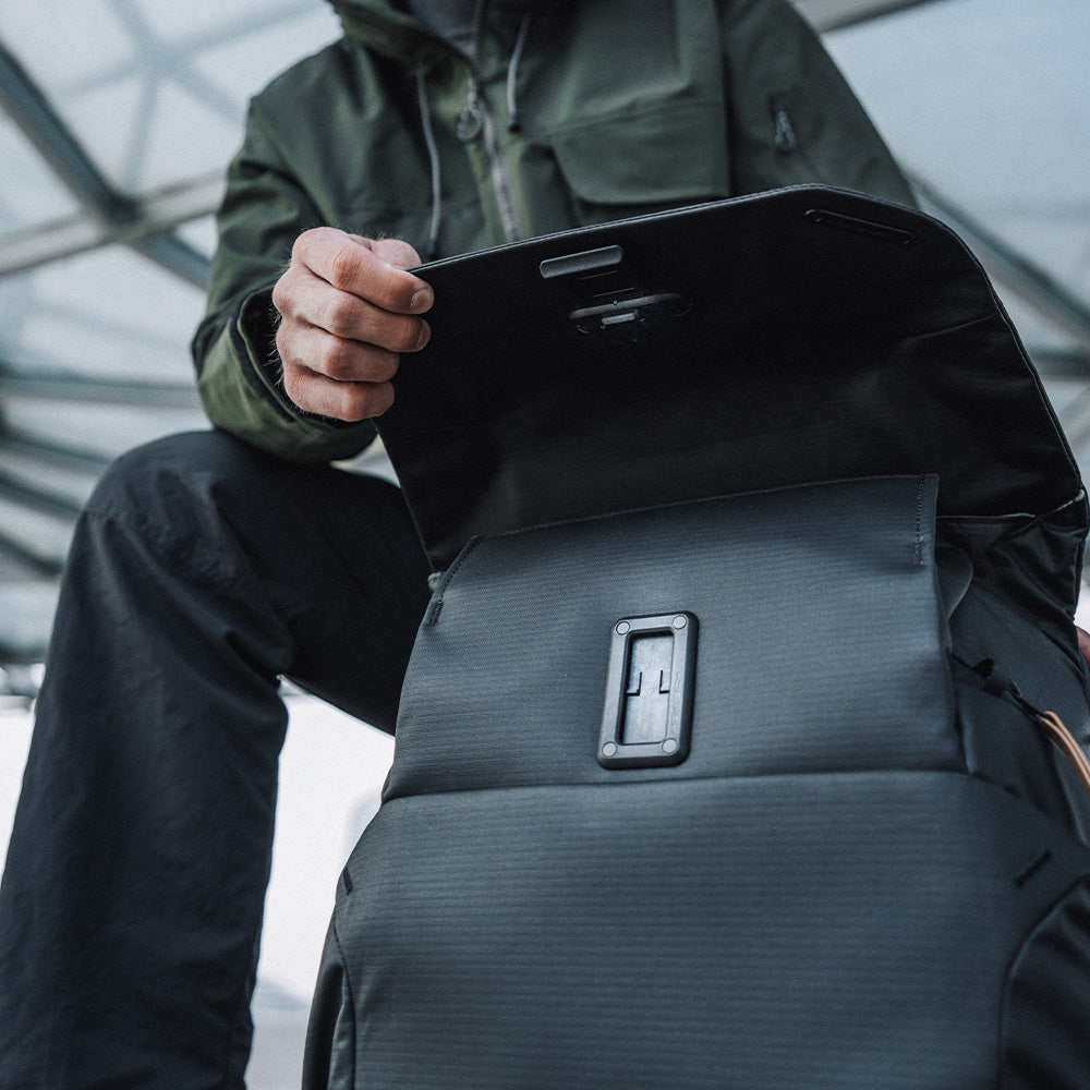PGYTECH OneGo 2 fotobatoh 20L matte black zadní přístup