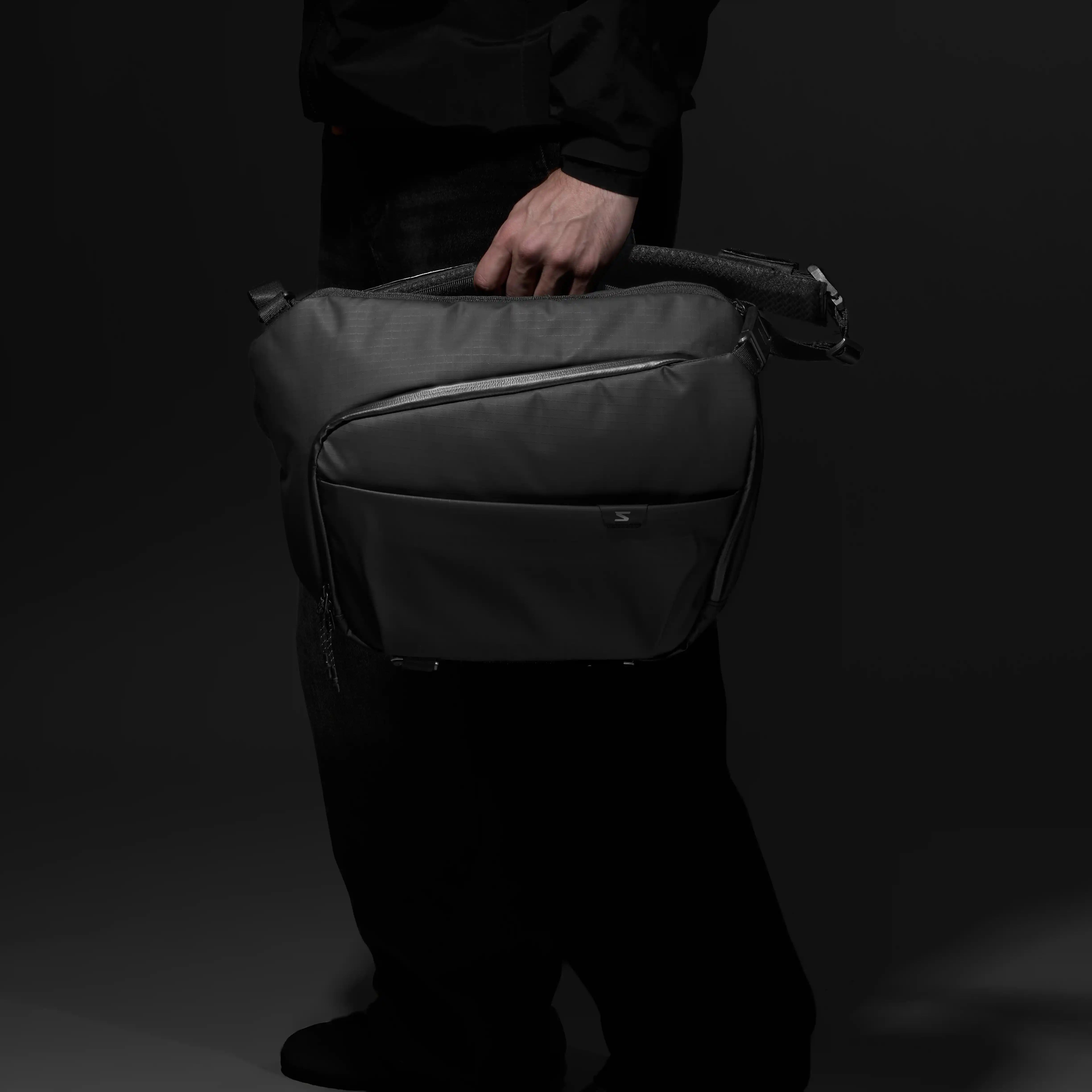 Sakk Nomad sling brašna na fotoaparát a 14" notebook